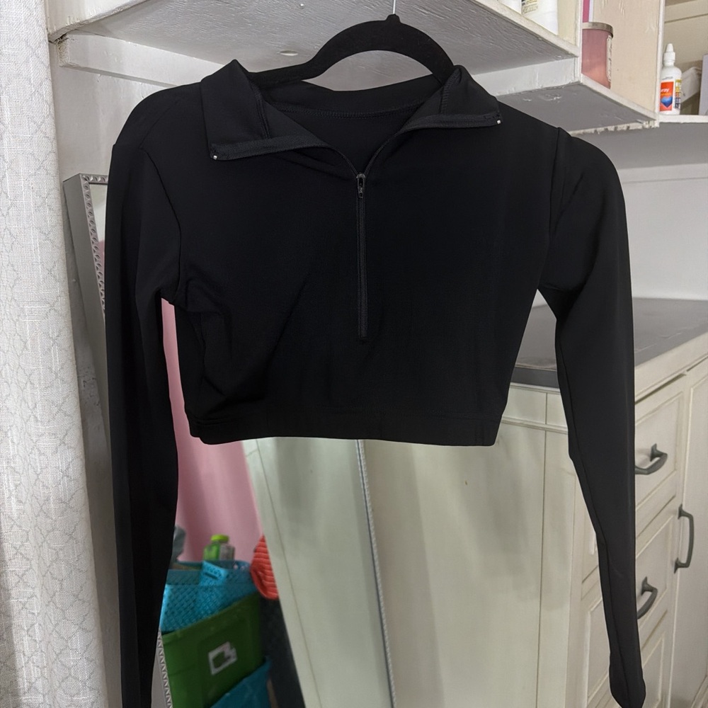Black athletic Long Sleeve Crop Top